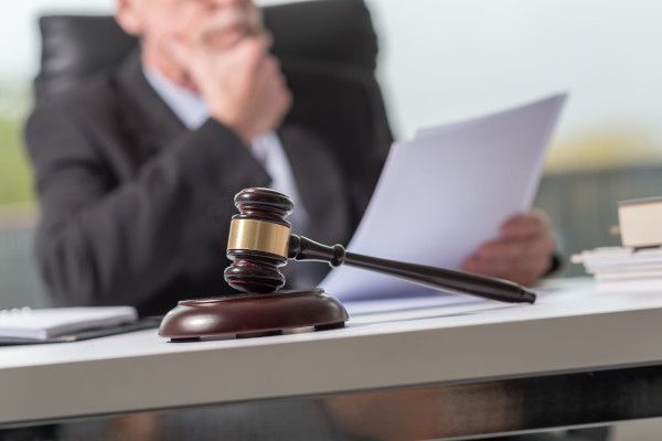 avvocato mentre legge notiziario in ufficio