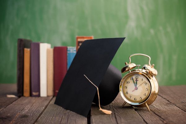 libri avvocato con cappello nero con sveglia